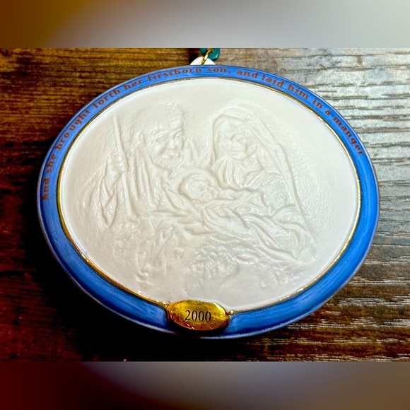 2000 Hallmark Magic Keepsake Ornament “The Blessed Family” - Lighted QLX7564​​ - Picture 1 of 6